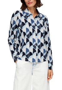 Langärmliges Hemd in blauem und marineblauem geometrischem Muster, aus einem Stoff mit glatter Textur, mit einer durchgehenden Knopfleiste und einem Kragen.