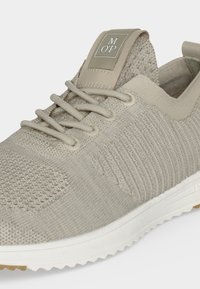 Baskets en maille gris clair avec tige texturée, fermeture à lacets, semelle blanche et étiquette M O'P sur la languette rembourrée.