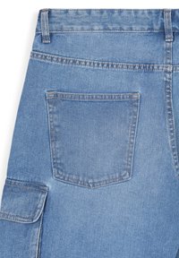 Gonna di jeans azzurro chiaro che mostra tasche posteriori, passanti per cintura e una tasca cargo laterale con chiusura a patta.