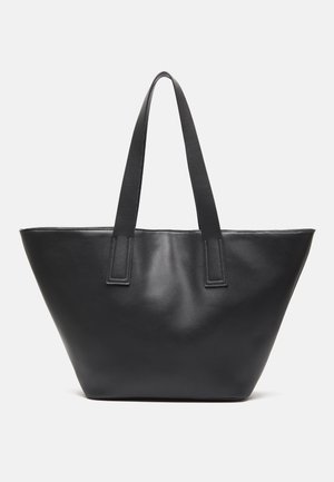 Sort lædertaske med to lange håndtag og en bred, trapezformet krop på en ensartet hvid baggrund.