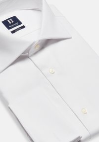 Bílá košile vyrobená z hladkého materiálu, s klasickým límcem, dvěma knoflíky a kapsou. Štítek s názvem značky viditelný.
