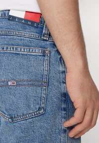 Tommy Jeans RONNIE  - Shorts vaqueros - denim medium