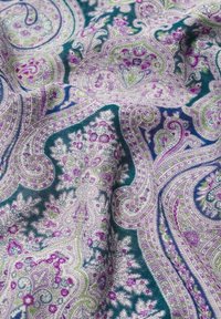 Tissu avec un motif cachemire complexe dans des nuances de violet, vert et bleu, présentant des dessins floraux détaillés et des ornements courbés.