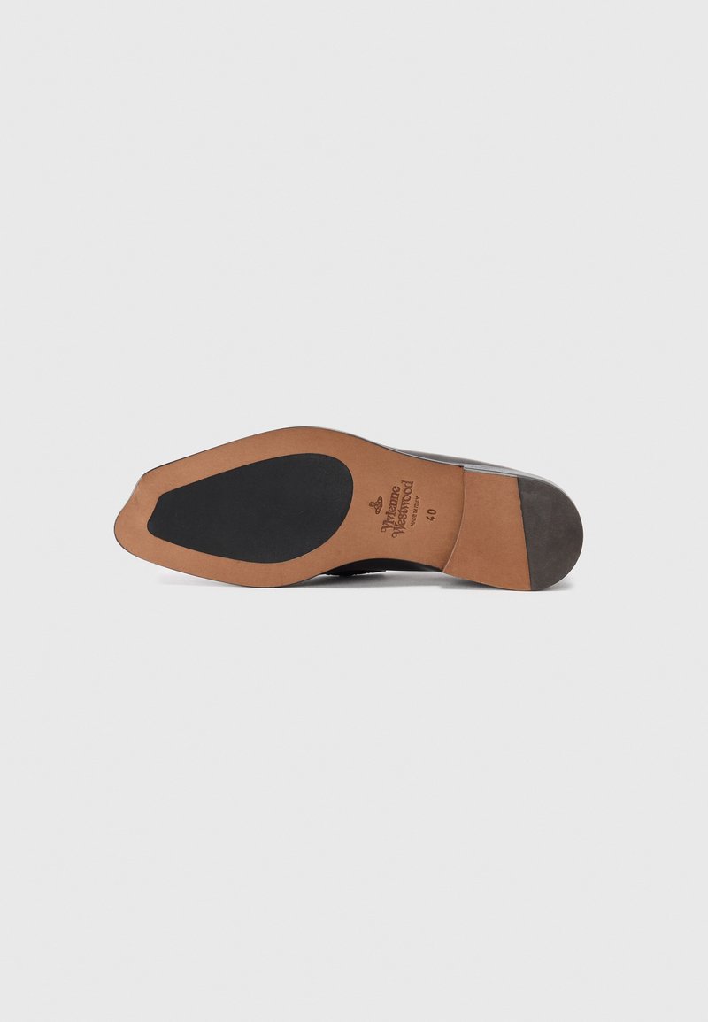 Semelle de chaussure en cuir noir avec une semelle intermédiaire lisse marron, présentant un insert en caoutchouc texturé et un logo de marque embossé sur la surface.