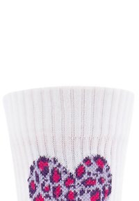 Kniestrümpfe aus weißem, geripptem Stoff, mit einem lila und pinken Herzmuster am Knöchel. Dehnbarem Material.