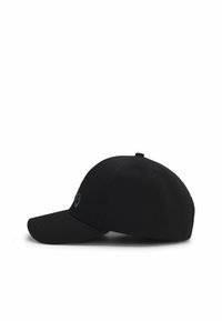 Zwarte baseballcap met een ronde kroon, gebogen rand en geborduurd logo-detail. Gemaakt van stof met een gladde textuur en een flexibele pasvorm.