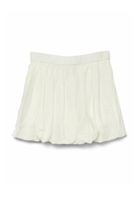 Witte, geplooide ministern met een elastische tailleband, vervaardigd van een zachte, gestructureerde stof en met vloeiende plooien.