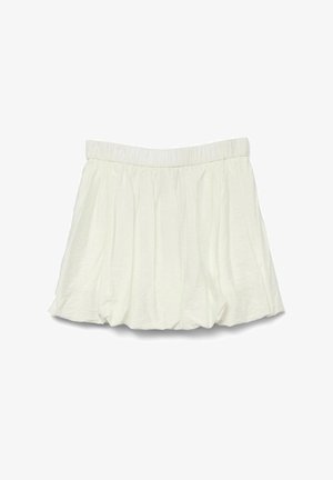 Falda corta blanca, fruncida, con cinturilla elástica, que presenta una tela suave y texturizada y pliegues fluidos.