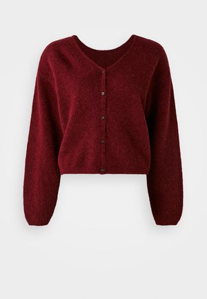 Kort burgunderfarget cardigan laget av fluffy materiale med V-hals, knappelukking og lange, vide ermer.