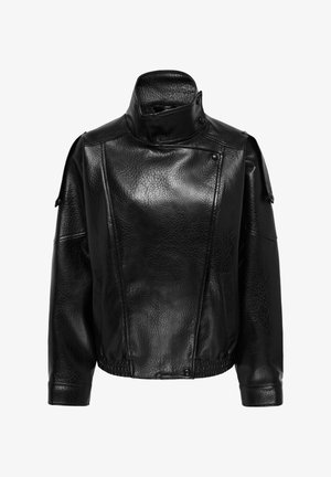 Veste en cuir noire avec col montant, fermeture éclair asymétrique devant, manches longues et ourlet élastique, présentée sur fond blanc.
