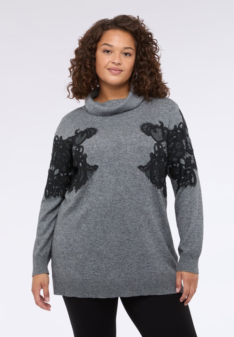 Pulover gri cu guler în formă de cowl și mâneci lungi, având detalii din dantelă neagră pe față. Textură moale, cu un croi lejer.