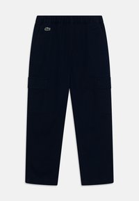 Navy cargo bukser laget av myk tekstil, med elastisk midjebånd, flere sidelommer og en liten logo aksent på fronten.