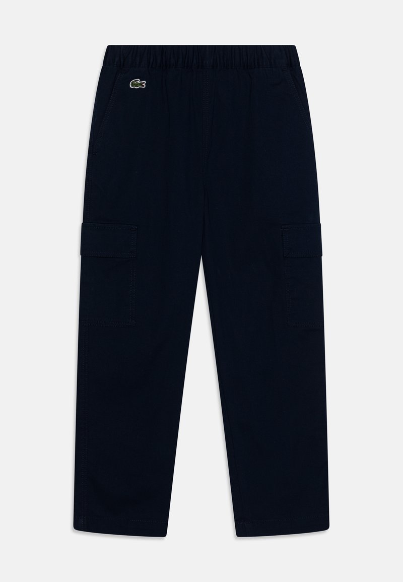 Jūrų laivyno krovinių kelnės, pagamintos iš minkštos medžiagos, su elastingu juosmeniu, keliomis šoninėmis kišenėmis ir mažo logotipo akcentu priekyje.