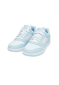 Sneaker azzurro chiaro e bianco realizzati in pelle liscia con punta forata, design con lacci e pannelli laterali in rete per la traspirabilità.