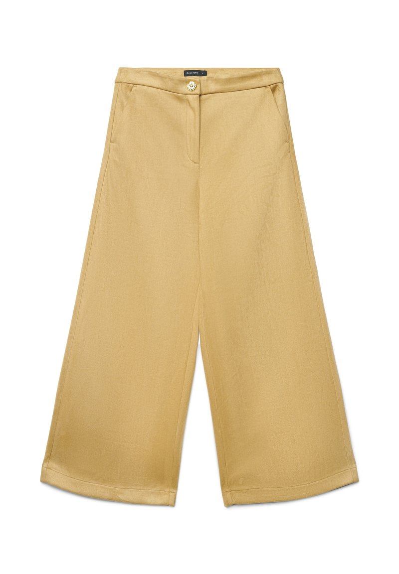 Pantalon à jambes larges en tissu doux beige clair. Caractérisé par un devant plat, une fermeture par bouton, et sans poches visibles. Texture lisse et coupe ajustée.
