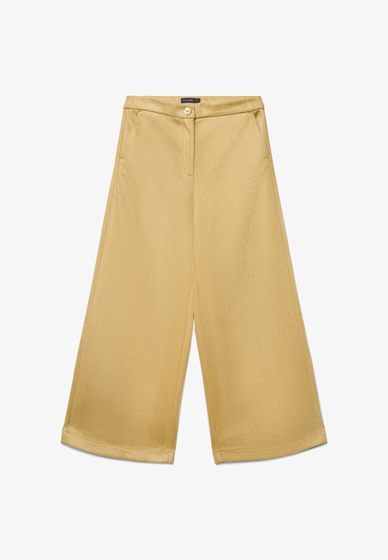 Pantalon à jambes larges en tissu doux beige clair. Caractérisé par un devant plat, une fermeture par bouton, et sans poches visibles. Texture lisse et coupe ajustée.