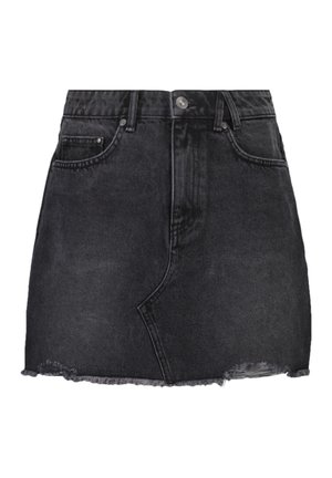 Zwarte denim rok met een getailleerde taille, rafelige zoom en subtiele details van de voorzakken. Klassiek ontwerp met vijf zakken en een knoopsluiting.