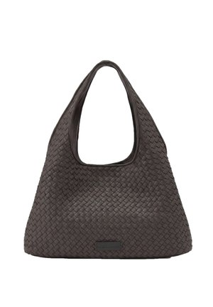Borsa a tracolla in pelle intrecciata marrone scuro con una larga tracolla e una forma triangolare arrotondata su sfondo bianco.