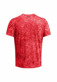 Camiseta deportiva roja con un patrón texturizado. Mangas cortas con un escote redondo, etiqueta en la parte inferior izquierda y tela suave.