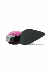 Roze sueden cipele na visokom potpetici s oštrim nosom i glatkom crnom kožnom potplatom. Ima čvrstu blok potpeticu za stabilnost.