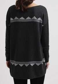 Pull en gris foncé à manches longues, orné d'un motif horizontal de formes géométriques grises et noires sur le dos. Texture douce.
