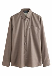 Camisa de botones de manga larga en una tela marrón texturizada, con un único bolsillo en el pecho y botones blancos, y un diseño de cuello clásico.