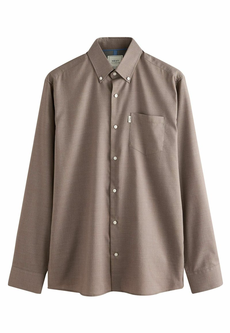 Camisa de botones de manga larga en una tela marrón texturizada, con un único bolsillo en el pecho y botones blancos, y un diseño de cuello clásico.