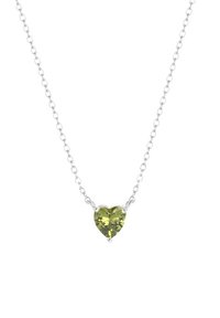 Pendentif en peridot en forme de cœur sur une chaîne en argent ; la pierre est verte avec des facettes, montée dans un sertissage à quatre griffes.