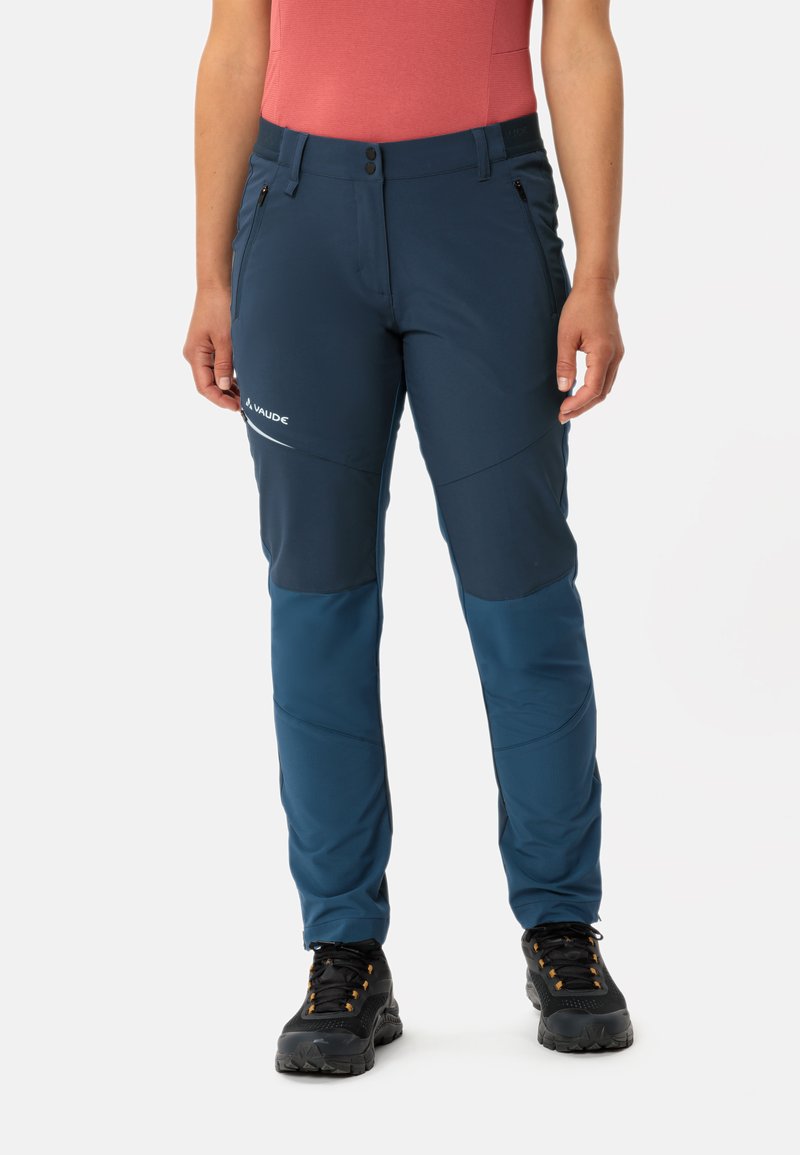Navyblauwe outdoorbroek met contrasterende lichterblauwe panelen, voorzien van een slim fit, zipzakken en verstevigde knieën.
