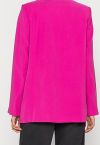 Blazer rosa acceso a maniche lunghe, realizzato in tessuto liscio, con un design semplice e cuciture minime, adatto a vari outfit.