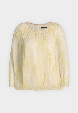 Ανοιχτό κίτρινο μπλουζάκι με μακριά μανίκια, διακριτικό σχέδιο φύλλου, στρογγυλή λαιμόκοψη, ραμμένες λεπτομέρειες και κούμπωμα με κουμπιά στο πίσω μέρος.