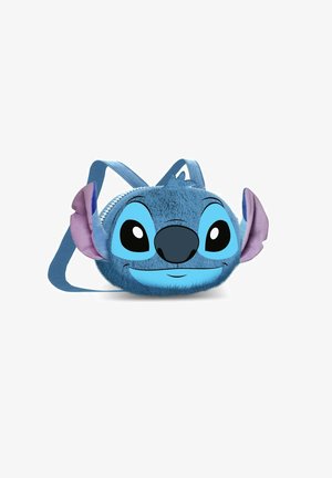 Bolsa redonda de peluche azul con cremallera, que presenta un diseño de cara de dibujos animados, con grandes ojos negros, una nariz prominente y orejas moradas. Tirantes ajustables.