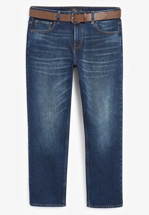 Jeans en denim bleu avec une coupe droite, légère décoloration, cinq poches et une ceinture en cuir marron. Coutures de contraste le long des bords.