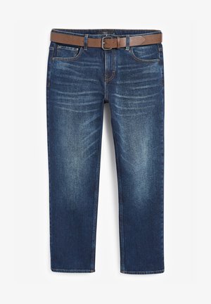 Jeans en denim bleu avec une coupe droite, légère décoloration, cinq poches et une ceinture en cuir marron. Coutures de contraste le long des bords.