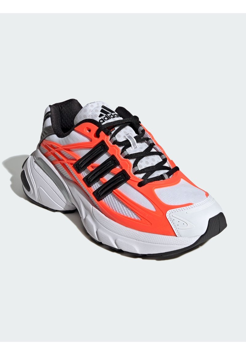 Adidas løbesko med en hvid mesh-overdel med sorte detaljer, neongule overlays og en struktureret sål for godt greb.