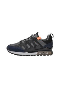 Zwart en grijs sneaker met een blauwe suède neus, mesh zijkanten, zwarte veters en een oranje "CRU" label nabij de enkel op een witte achtergrond.