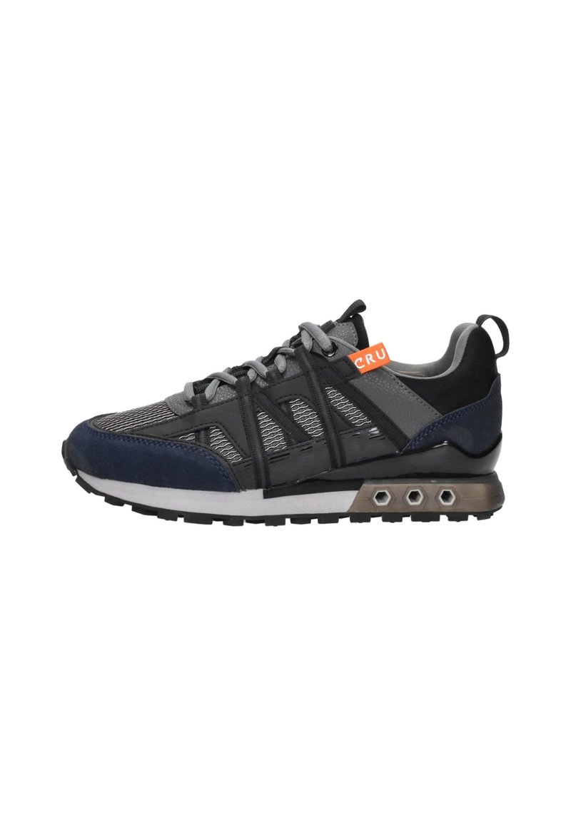 Zwart en grijs sneaker met een blauwe suède neus, mesh zijkanten, zwarte veters en een oranje "CRU" label nabij de enkel op een witte achtergrond.
