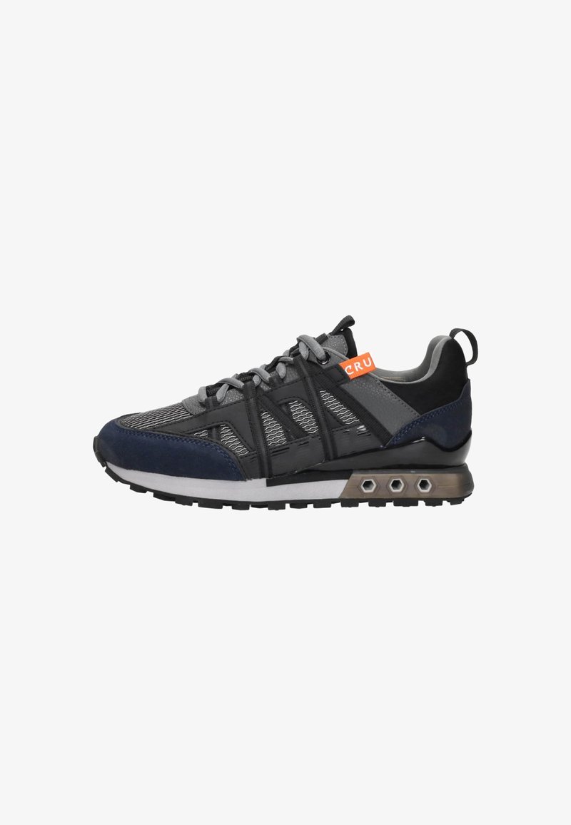 Zwart en grijs sneaker met een blauwe suède neus, mesh zijkanten, zwarte veters en een oranje "CRU" label nabij de enkel op een witte achtergrond.