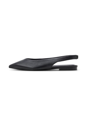 Zapato plano slingback de cuero negro con punta puntiaguda, tacón bajo y textura lisa sobre fondo blanco.
