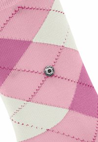 Sok med pink og hvid argyle mønster i en tekstureret stof. Har et lille rundt logo i den nederste del.