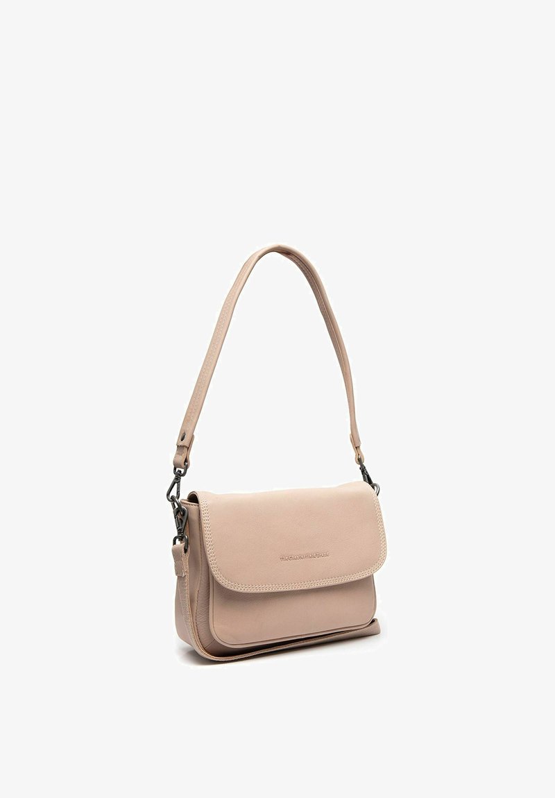 Sac bandoulière en cuir beige avec fermeture à rabat et bandoulière amovible, fermoirs métalliques et détails de couture subtils.