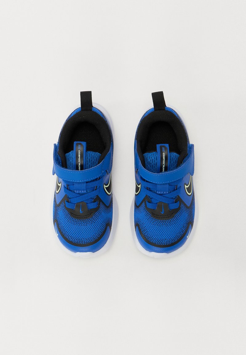 Blauwe sport schoenen met een bovenwerk van mesh, zwarte accenten en een witte zool. Voorzien van een klittenbandsluiting en een lus voor eenvoudig aan- en uittrekken.