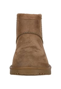 Brun mocka ankelstøvle med en mjuk textur, rund tå, dekorativ sömnad och gummisula, designad för komfort och enkel användning.