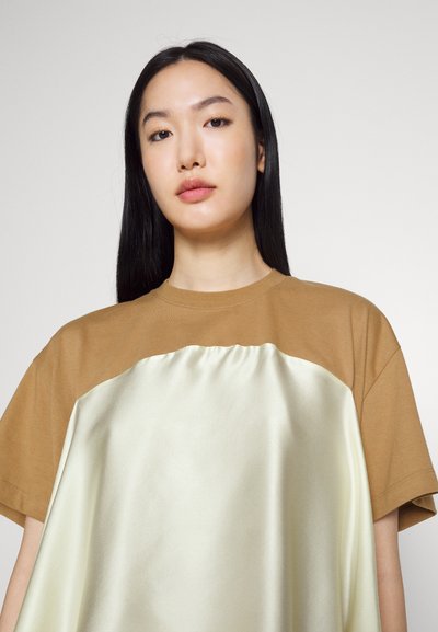 Rejina Pyo WYNNE - Nyomott mintás póló - butter