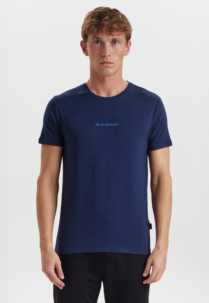 Marineblå bomulds T-shirt med korte ærmer, rund halsudskæring og trykt tekst i midten. Enkelt design, ingen synlige mønstre eller dekorationer.