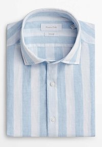 Chemise à rayures verticales bleu clair et blanche, boutonnée, soigneusement pliée, avec un col classique et des boutons blancs, photographiée sur fond blanc.