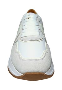 Weißer Sneaker mit einem Obermaterial aus Wildleder und glattem Leder, runder Zehenform, flachen Schnürsenkeln und einer strukturierten Gummisohle. Minimalsitisches Design.