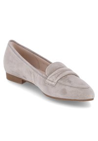Mocassin pour femme en daim gris clair avec talon bas en bois et détail de sangle pliée sur le dessus, présenté de biais vers la droite sur fond blanc.