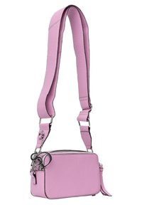 Borsa a tracolla rosa con superficie testurizzata, hardware in argento, cinturino regolabile e chiusura con zip. Presenta un accento decorativo a forma di portachiavi.
