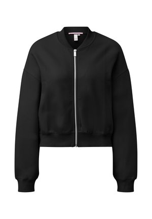 Czarna skrócona kurtka bomberka z przednim srebrnym zamkiem błyskawicznym, prążkowanym kołnierzem, mankietami i dołem, prezentowana na białym tle.